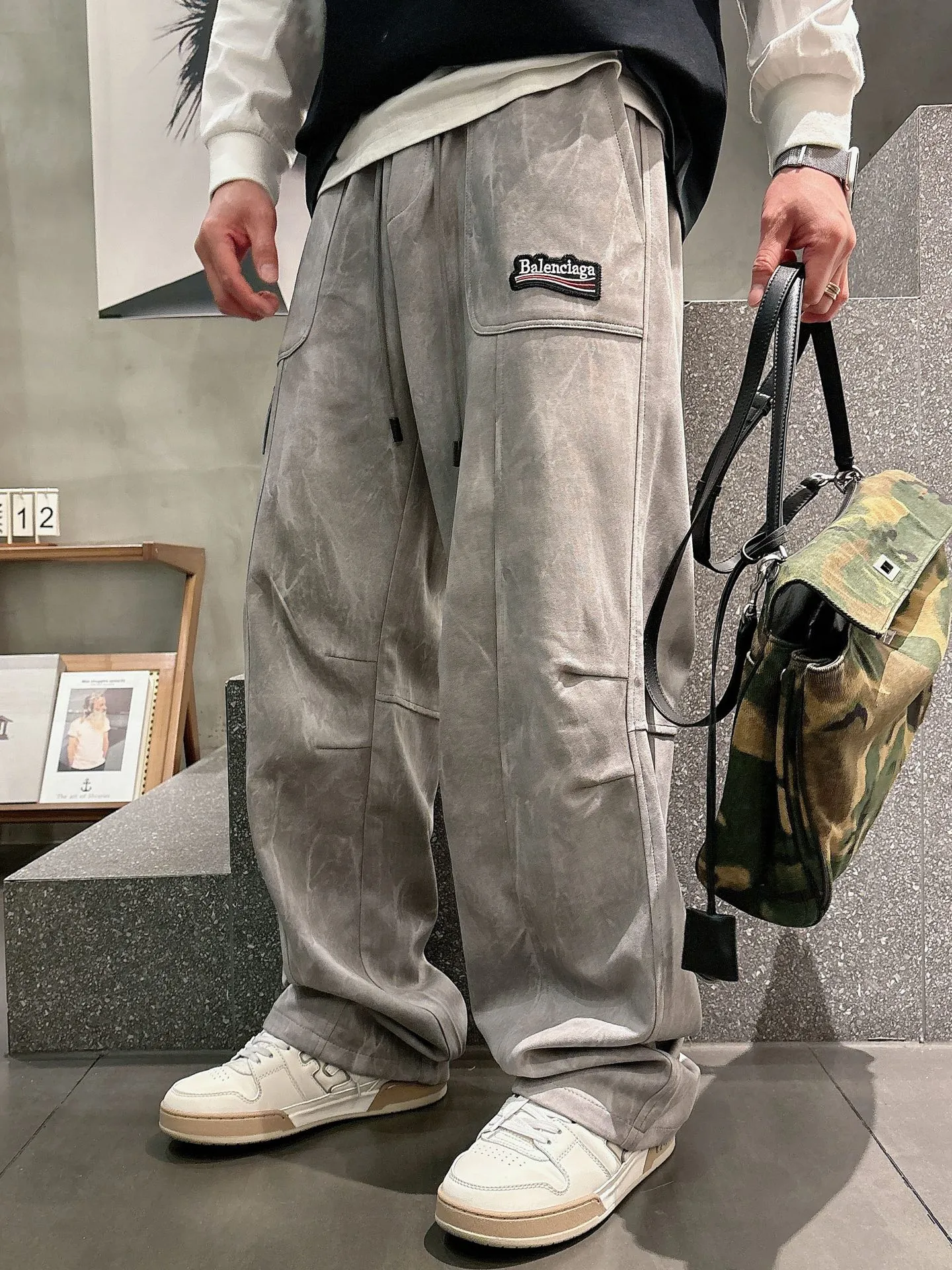 Balenciaga 🆕2026 Autumn and Winter New Arrival Casual Pants! The official website will be released simultaneously. Brand Classic LOGO casual pants, customized fabrics, excellent comfort and strong touch. Highly recognisable, perfect appearance and craftsmanship. Size:M-3XL